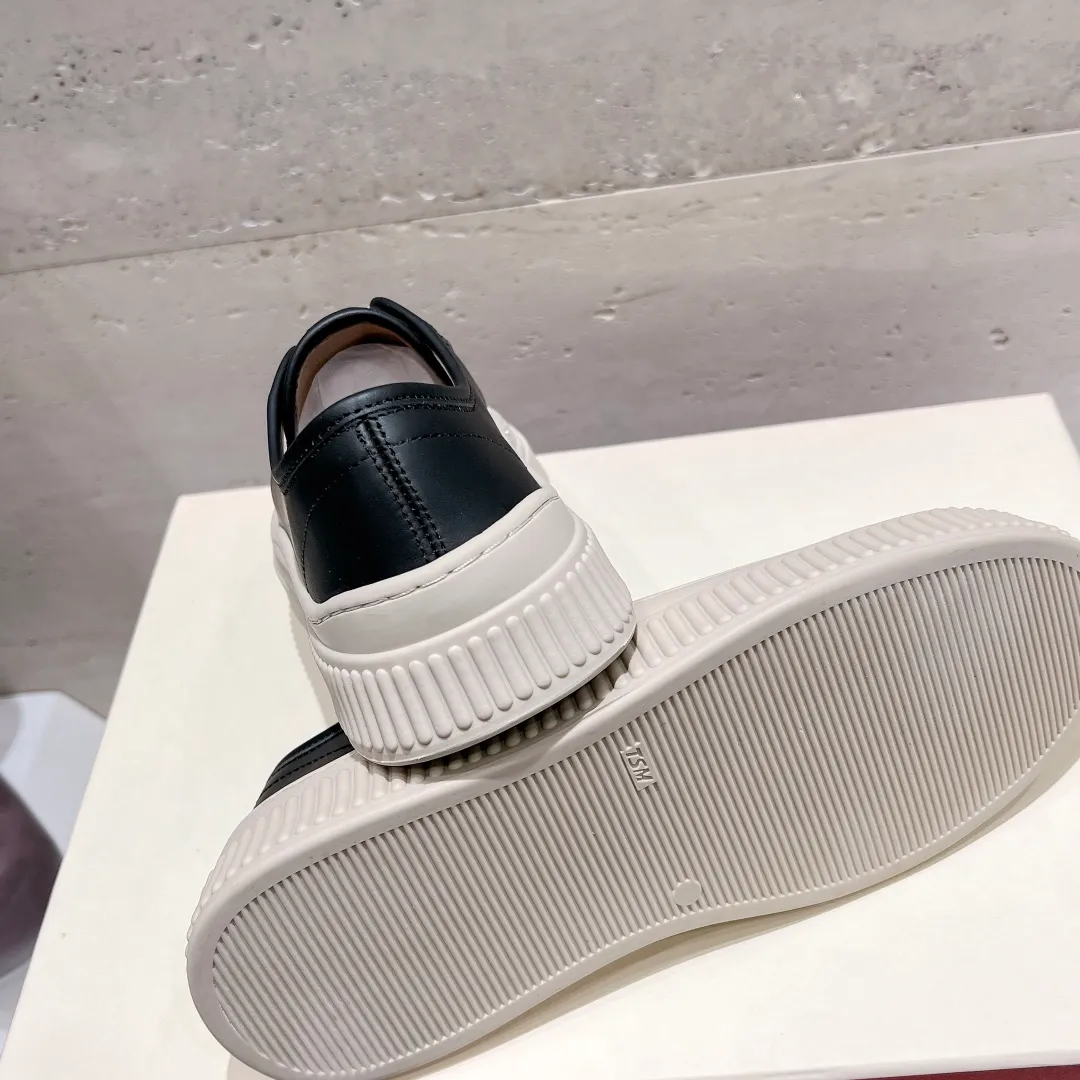 👟👟Ex-factory price 480👟👟 (exclusive top quality) Marni|Mary Jane big head doll shoes‼ ️Upgraded outsole, consistent lasting process with the original version, upgraded to the latest official original packaging‼ ️ Mani’s incomparable and versatile white shoes! I'm tired of the regular white shoes, so I bought a pair of different style thick-soled big-toe shoes. Paris International Fashion Week catwalk model, purchase-level version, all Internet celebrities wear it, Song Zuer, Zhao Lusi, Huo🔥 Show... [4.5cm increased sole] Not bulky, light and soft, comfortable on the feet! It feels very good on your feet and doesn't scratch your feet at all! Extremely comfortable! Daily travel! Wear whatever you like regardless of the occasion, no fear of any dress code, no pressure to dress! ✔Upper: imported cowhide fabric ✔Inner lining: lambskin lining ✔Outsole: exclusive original molded 1:1 rubber outsole! Floating beige is not completely white. Difference between market currencies We are different‼ ️ ✔𝐒𝐢𝐳𝐞: 35-40